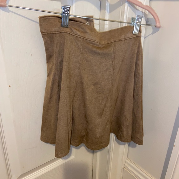 Tan suede skirt with buttons - Picture 2 of 4